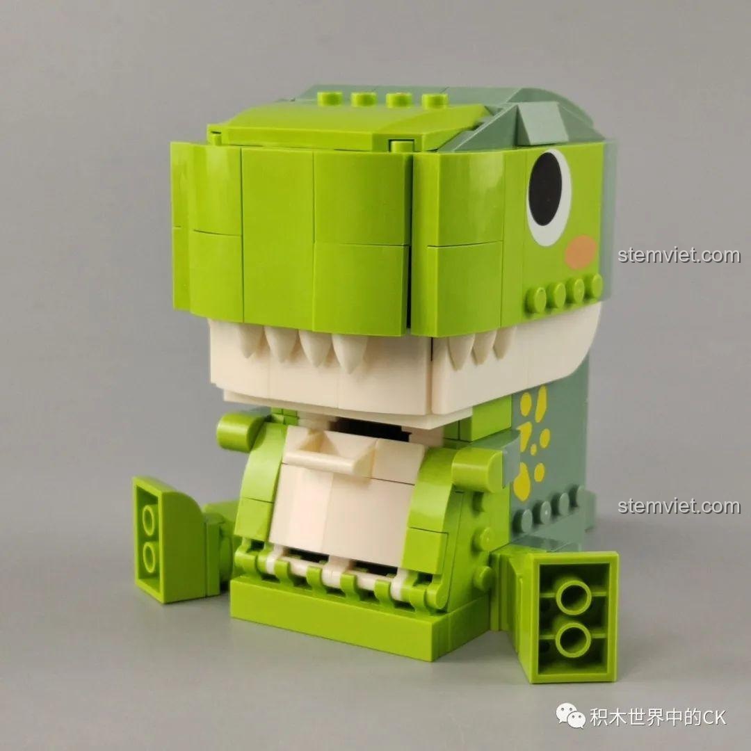 Mô hình hộp đựng đồ khủng long T-Rex JAKI Fun Desk đã lắp ráp hoàn chỉnh, với hàm răng sắc nhọn và biểu cảm đáng yêu.