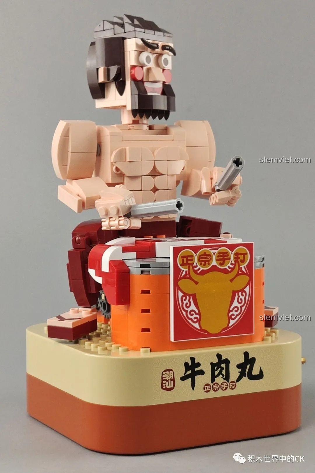 Cận cảnh bảng hiệu 'Thịt bò viên chính tông' trên mô hình JAKI JK1801, với hình ảnh đầu bò vàng sắc nét.