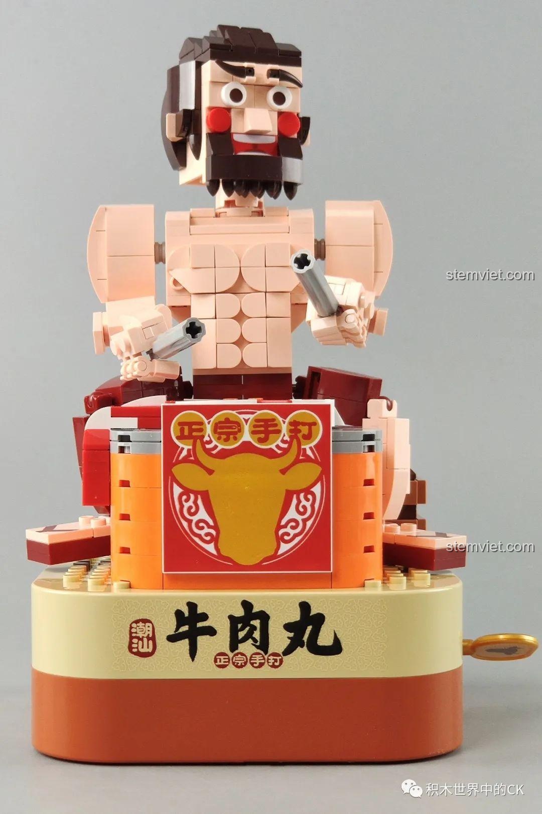 Cận cảnh khuôn mặt và phần thân trên của mô hình người đàn ông trong bộ đồ chơi lắp ráp Hộp nhạc thịt bò viên JAKI JK1801.