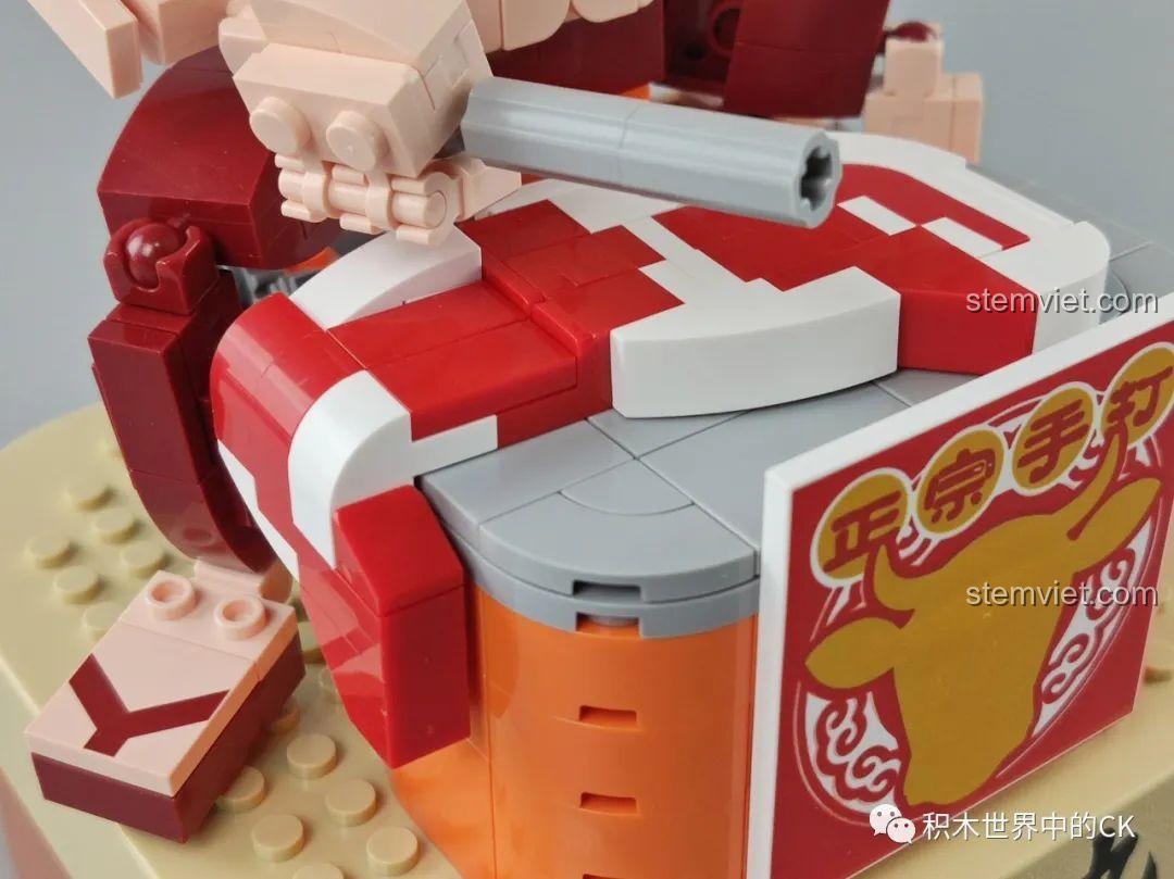 Cận cảnh phần chân và đế của mô hình người đàn ông trong bộ JAKI JK1801, thể hiện độ khít của các mảnh ghép.