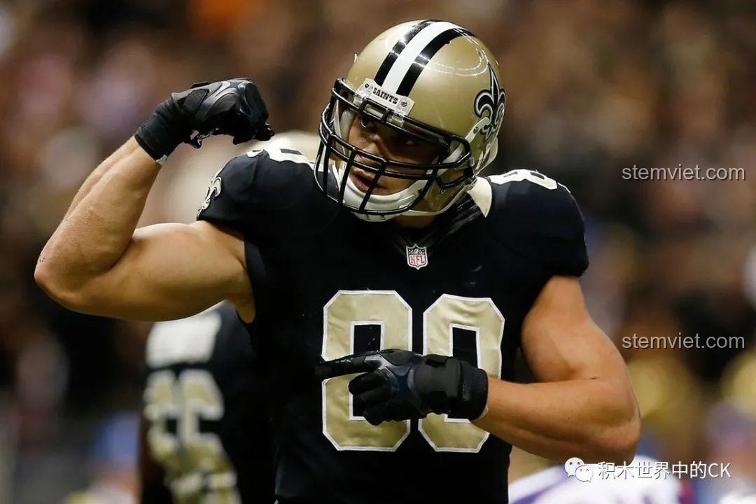 Cận cảnh chi tiết cơ bắp trên thân của mô hình người đàn ông trong bộ JAKI JK1801, thể hiện sự tỉ mỉ trong thiết kế.