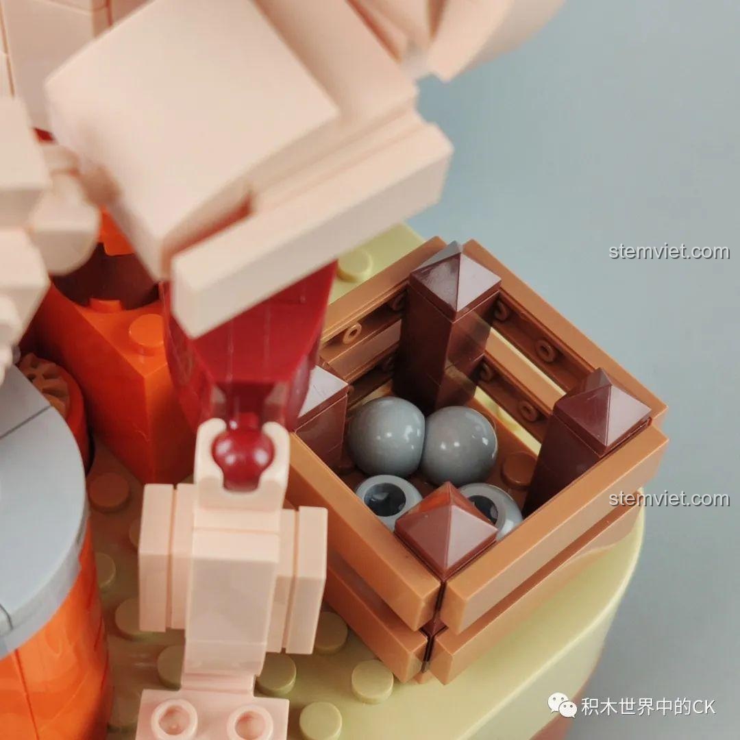 Cận cảnh phần cơ bắp của mô hình người đàn ông trong bộ đồ chơi lắp ráp Hộp nhạc thịt bò viên JAKI JK1801.