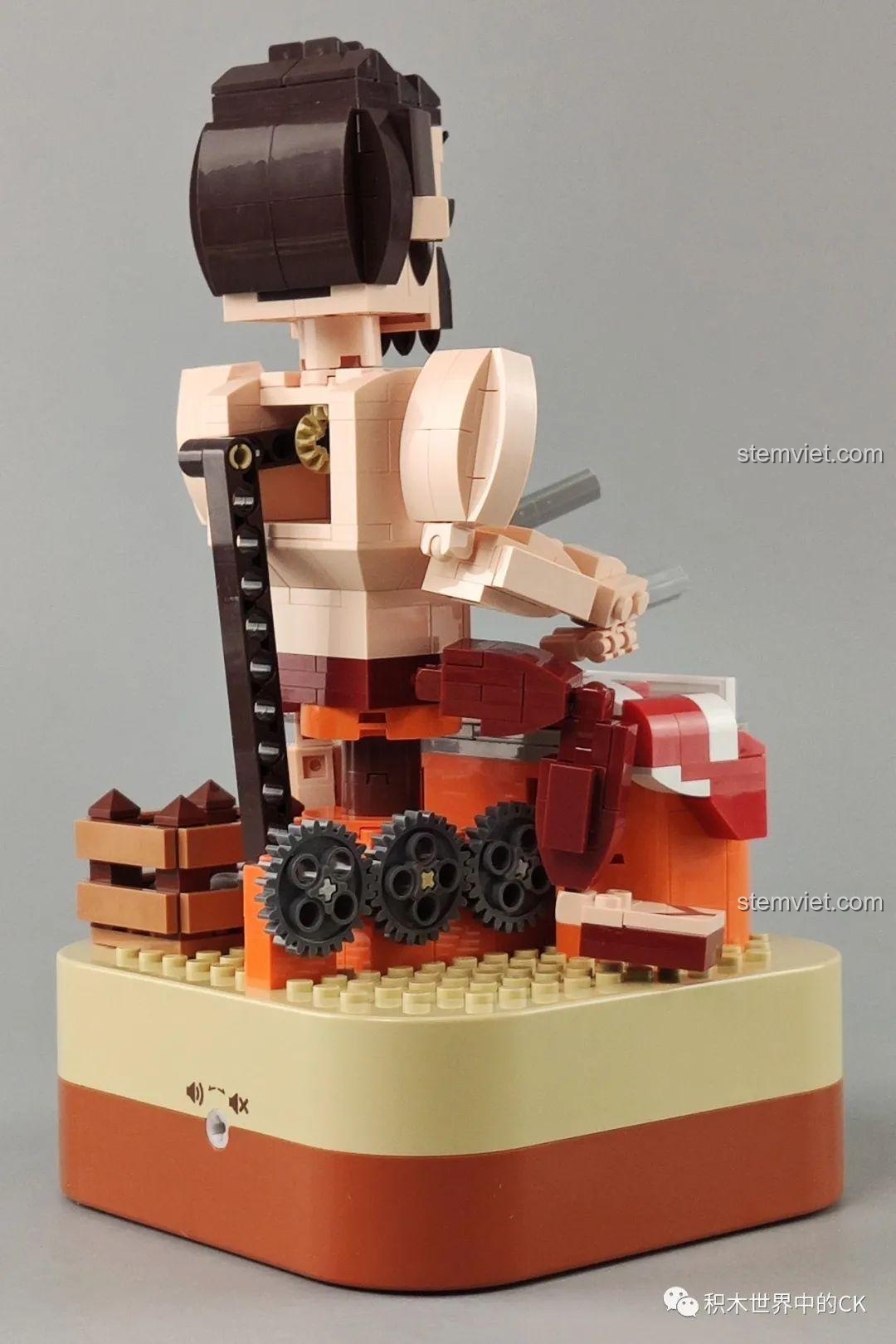 Một góc nhìn khác về cơ chế chuyển động bên trong mô hình Hộp nhạc thịt bò viên JAKI JK1801, thể hiện sự phức tạp của hệ thống.