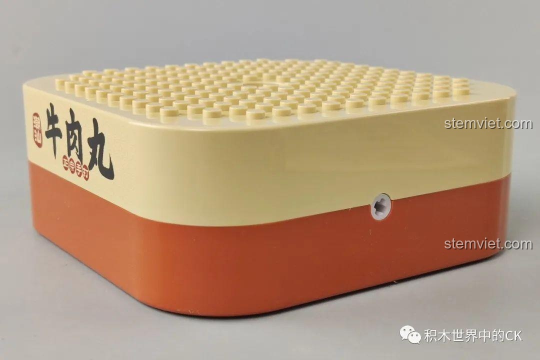 Góc nhìn bên cạnh của đế hộp nhạc đồ chơi lắp ráp Hộp nhạc thịt bò viên JAKI JK1801, thể hiện độ hoàn thiện của khối.