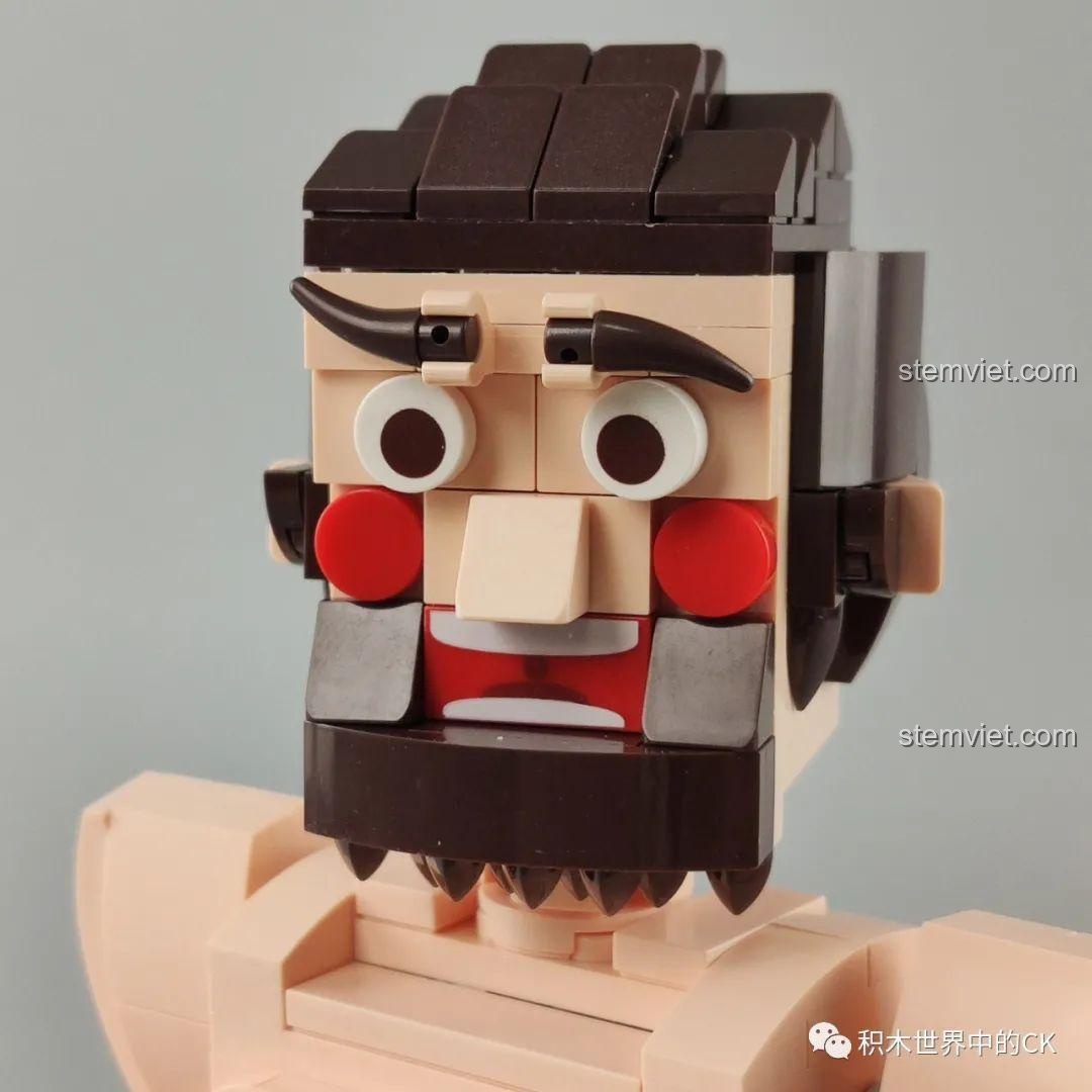 Mô hình JAKI JK1801 Hộp nhạc thịt bò viên đặt cạnh các nhân vật khác, tạo nên một cảnh tượng hài hước và vui nhộn.