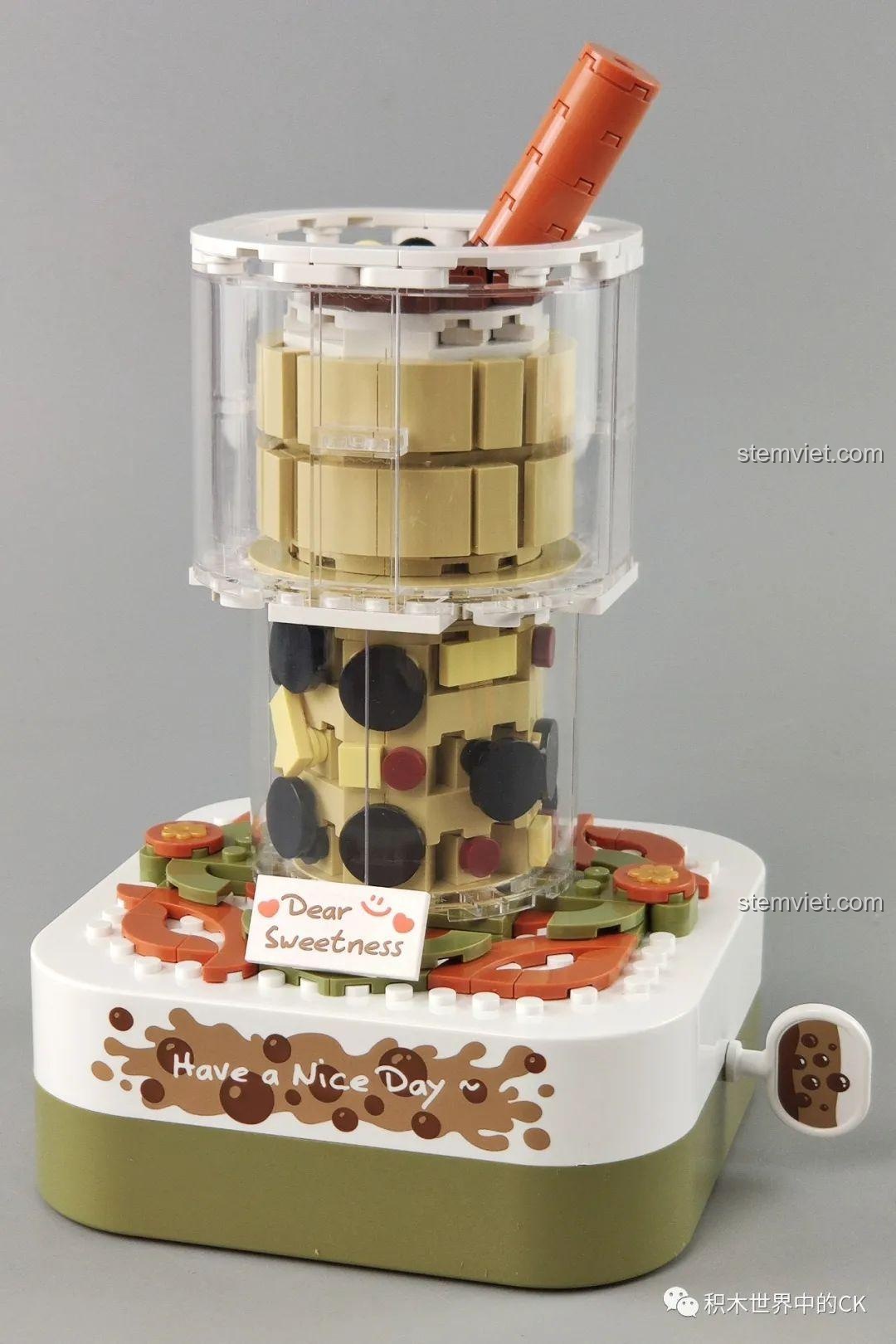 Mô hình hoàn chỉnh của bộ đồ chơi lắp ráp Hộp nhạc trà sữa JAKI, với các chi tiết mô phỏng trân châu và ống hút.
