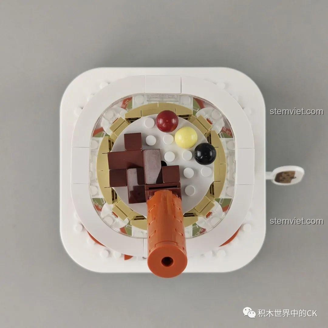 Cận cảnh phần nắp và ống hút của mô hình Hộp nhạc trà sữa JAKI, với các chi tiết topping bên trong.