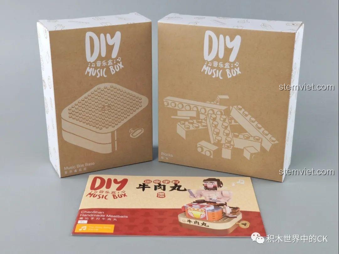 Toàn bộ nội dung bên trong hộp đồ chơi lắp ráp Hộp nhạc thịt bò viên JAKI JK1801, bao gồm các túi mảnh ghép và sách hướng dẫn.