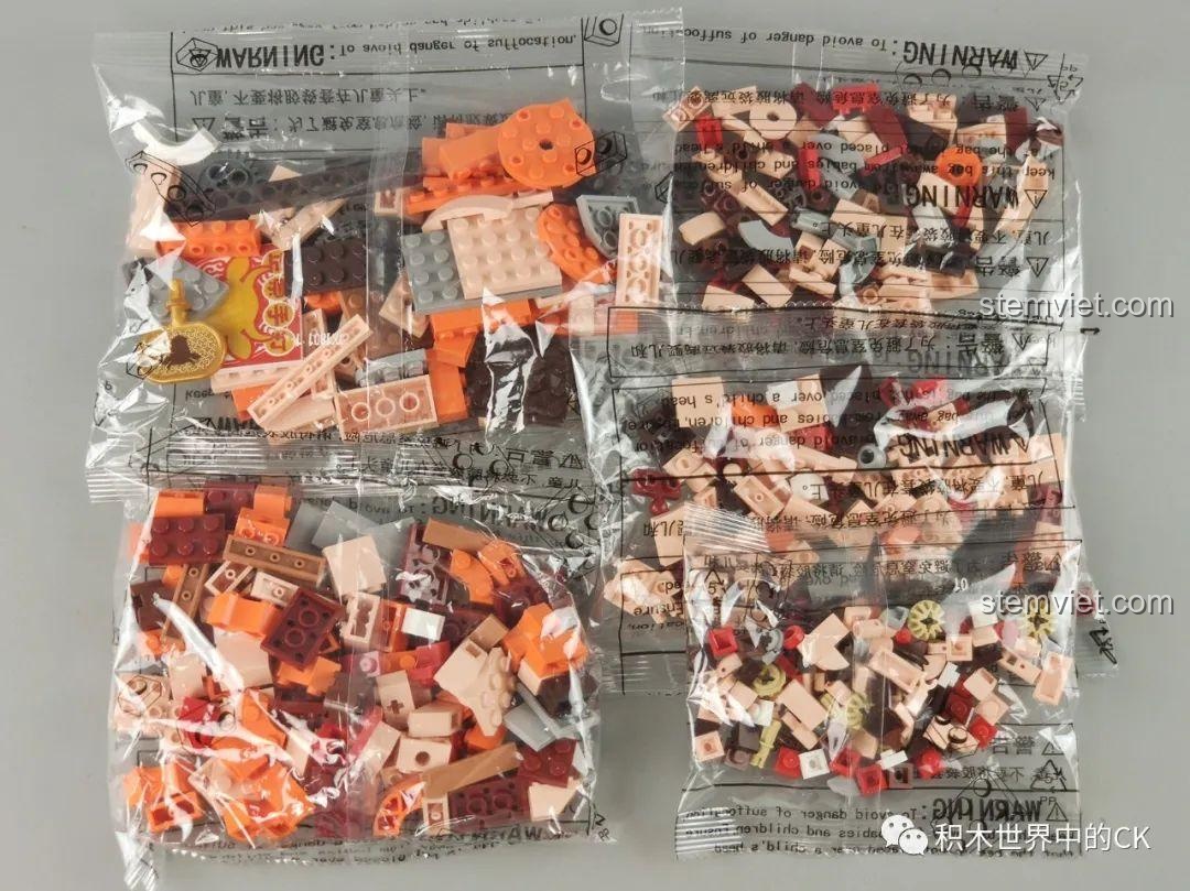 Các túi mảnh ghép riêng biệt của bộ đồ chơi lắp ráp Hộp nhạc thịt bò viên JAKI JK1801, sẵn sàng cho quá trình lắp ráp.