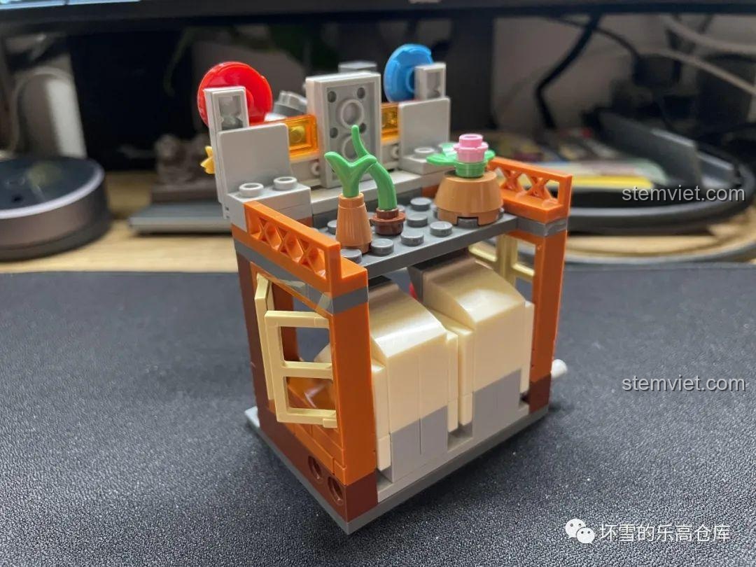 Cửa hàng game Phố Thái Bình trong bộ lắp ghép Phố cổ Trường Sa JAKI JK2131, đồ chơi xây dựng với chi tiết đèn neon, thu hút bé trai và bé gái.