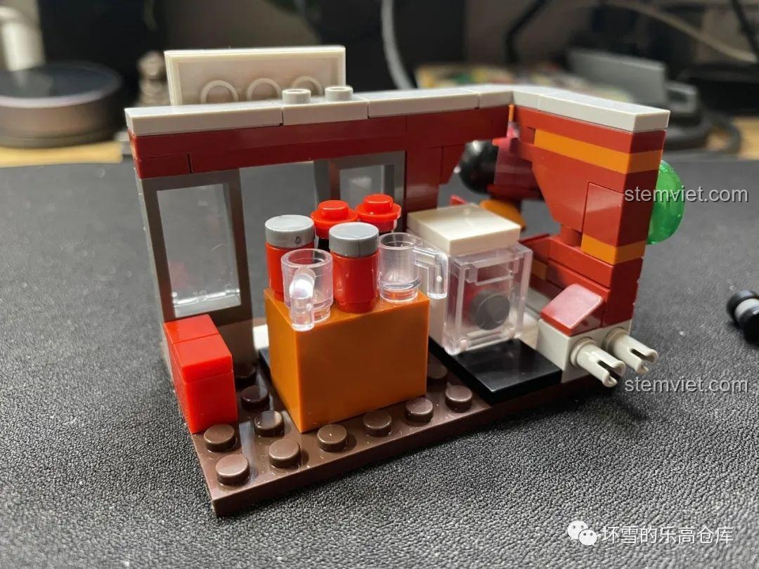 Nội thất bên trong Cửa Hàng Nước Ngọt Béo Phì Số 1 JAKI JK2131, có tủ lạnh và kệ trưng bày các loại nước ngọt.