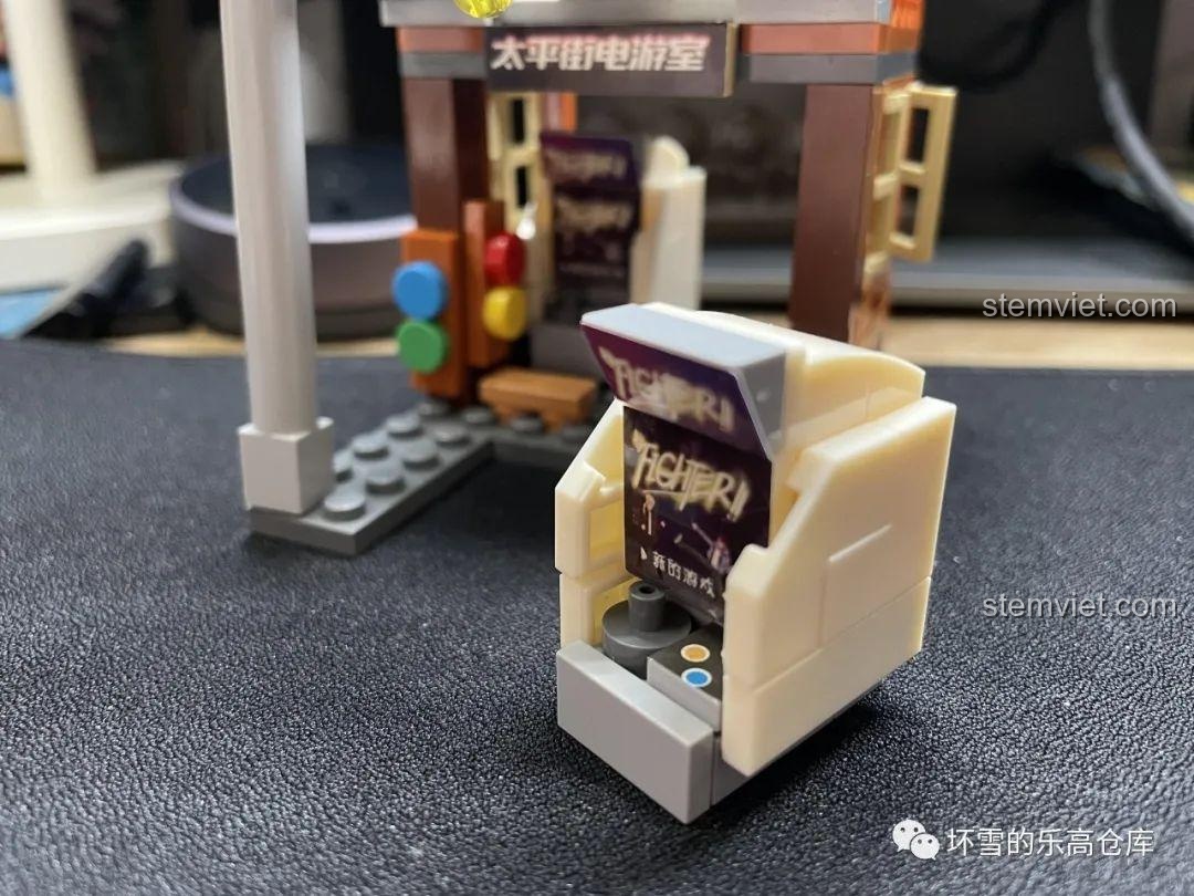 Minifigure người giao hàng tôm hùm trong bộ lắp ghép Phố cổ Trường Sa JAKI JK2131, một chi tiết độc đáo của đồ chơi mô hình, tăng thêm sự sống động.