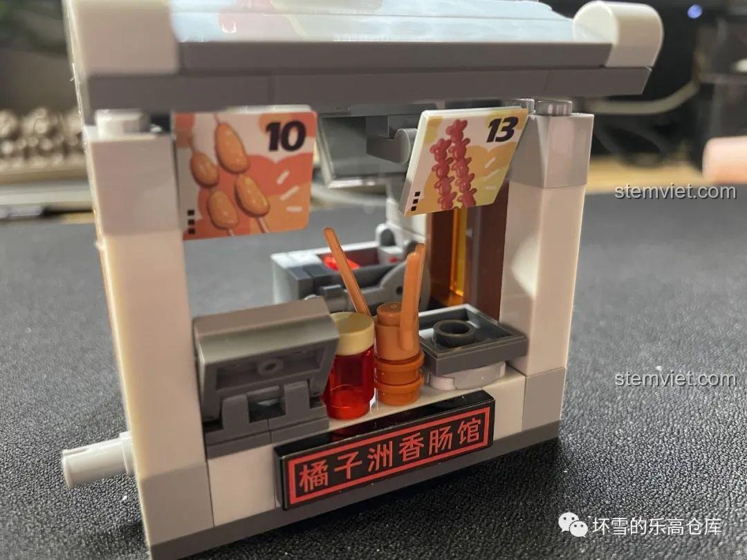 Nội thất Quán Lạp Xưởng Đảo Quýt JAKI JK2131, với bếp chiên và xúc xích, bộ lắp ghép Phố cổ Trường Sa tái hiện không gian ẩm thực đường phố.