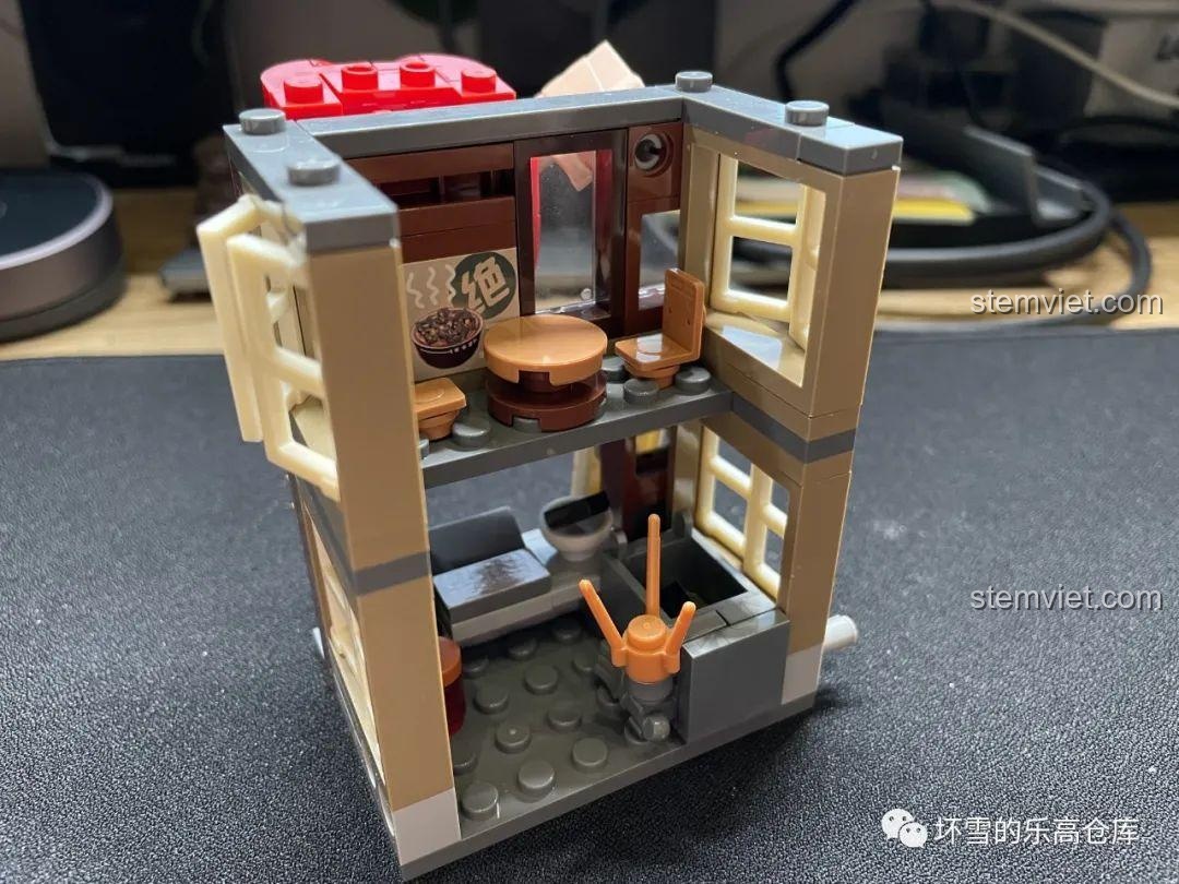 Góc bàn ghế ăn uống trong mô hình quán Đậu Phụ Thối Nam Khẩu JAKI JK2131, cho thấy không gian thưởng thức tại chỗ.