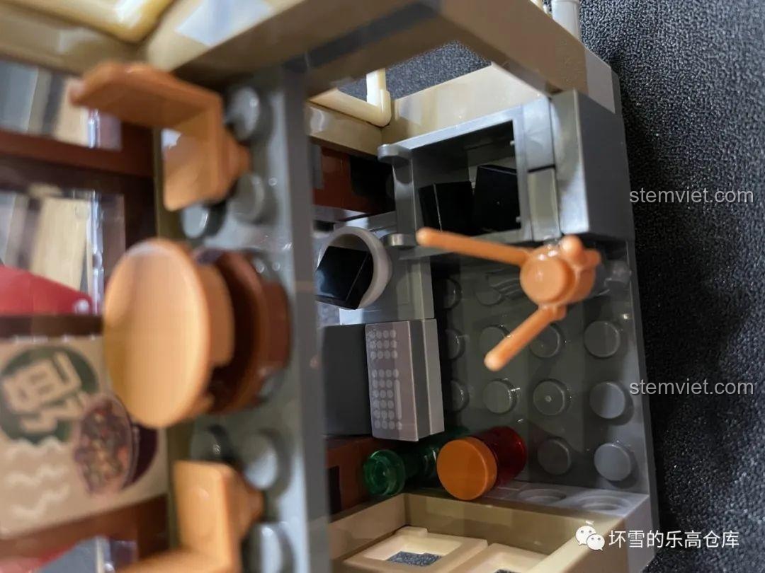 Nội thất bên trong quán Đậu Phụ Thối Nam Khẩu JAKI JK2131, với chi tiết nồi dầu nóng và gia vị, thể hiện sự sống động.