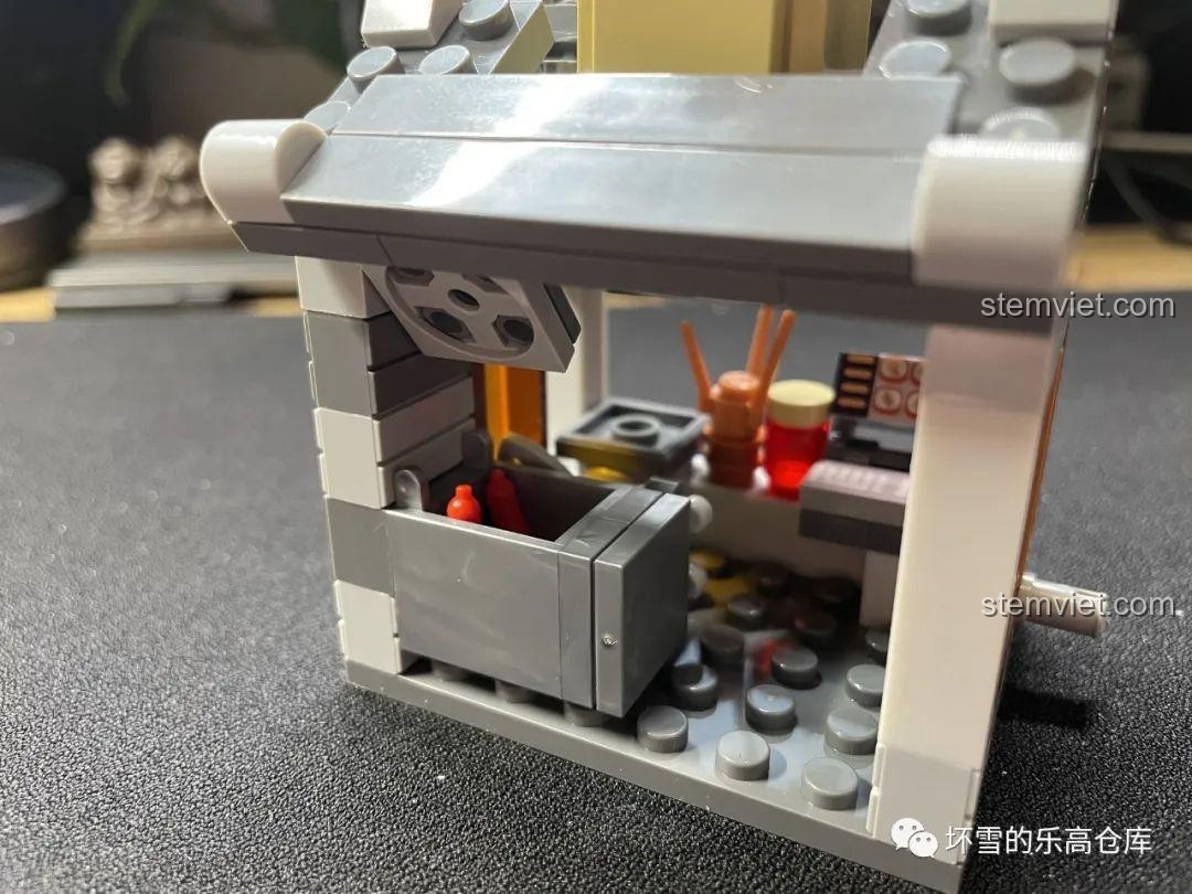 Nội thất bên trong quán Lạp Xưởng Đảo Quýt JAKI JK2131, có chảo chiên lạp xưởng và quạt thông gió, thể hiện sự bận rộn.