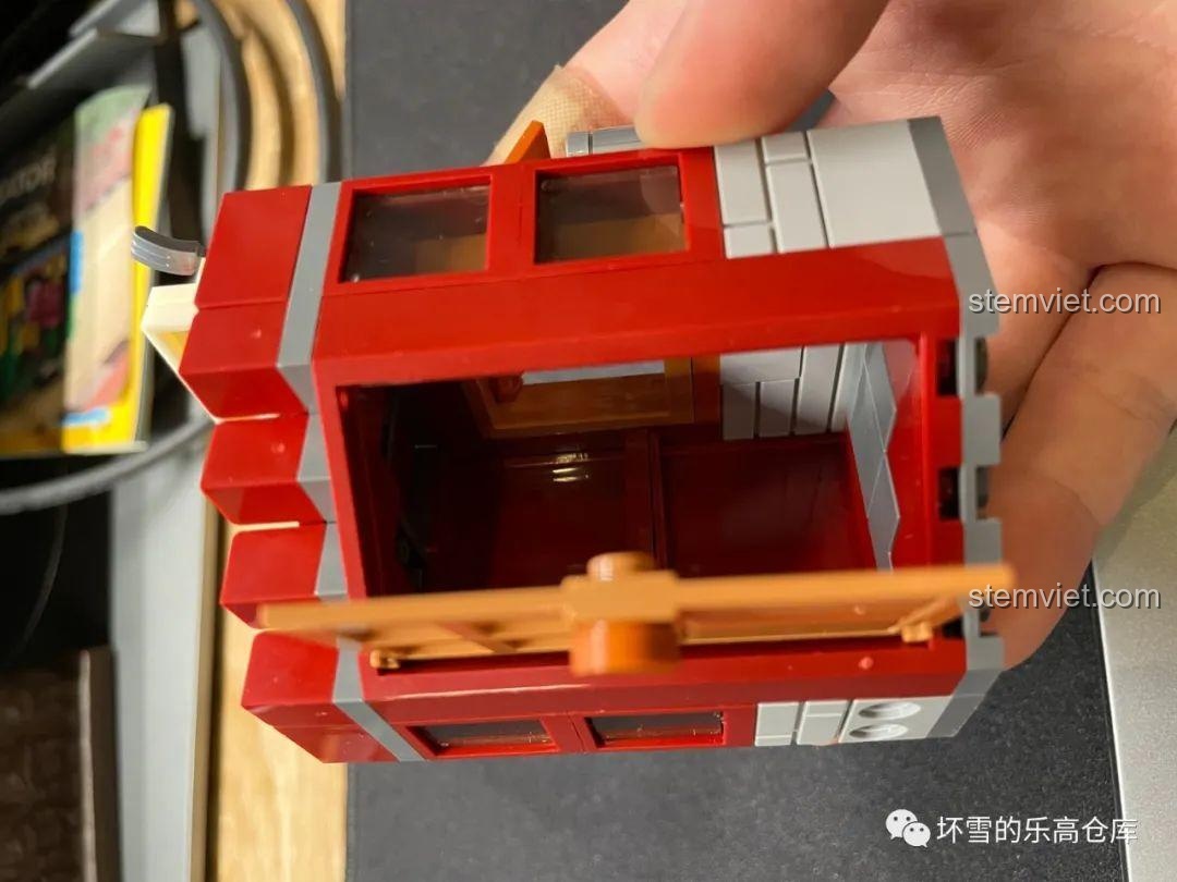 Bên trong mô hình quán Tôm Hùm Phố Cổ của bộ JAKI JK2131, thể hiện không gian nhỏ gọn nhưng có cửa mở độc đáo.