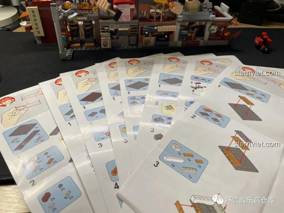 Xe giao hàng nước ngọt trong bộ lắp ghép Phố cổ Trường Sa JAKI JK2131, một chi tiết nhỏ nhưng độc đáo của đồ chơi mô hình, tăng tính chân thực.