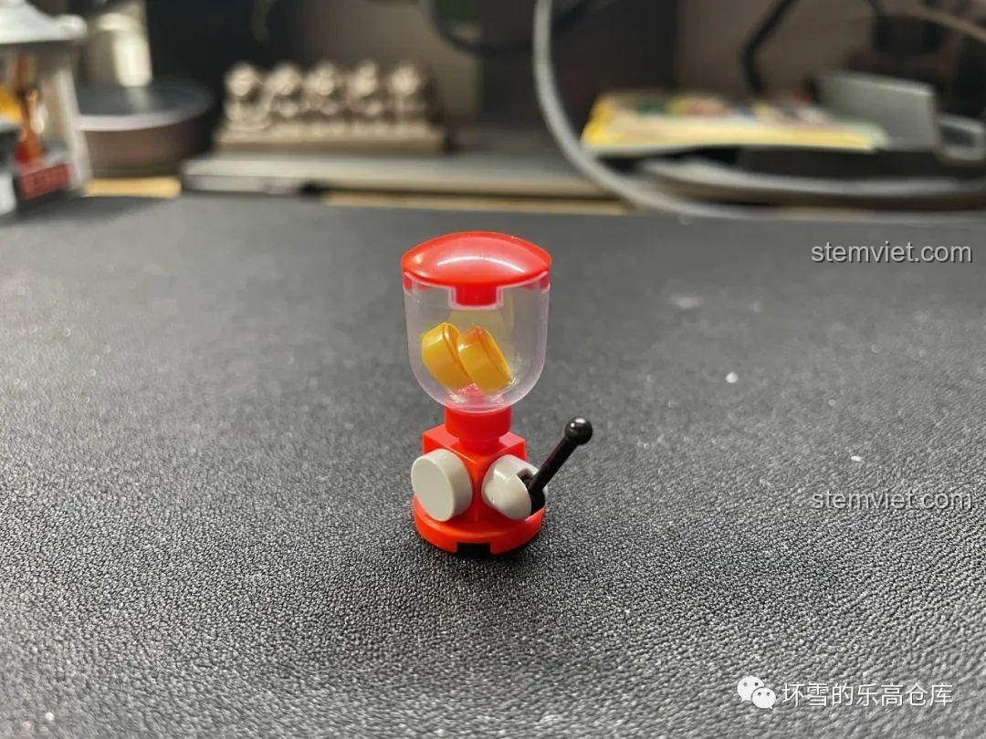 Máy ép trái cây mini trong bộ đồ chơi JAKI JK2137, đồ chơi mô hình Phố ẩm thực Trường Sa, chi tiết tinh xảo.