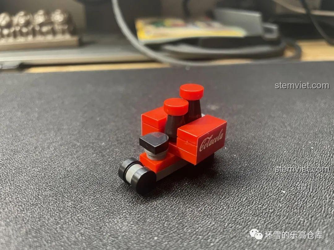 Xe giao hàng nước ngọt mini trong bộ đồ chơi JAKI JK2137, đồ chơi xây dựng Bộ sưu tập phố cổ, chi tiết nhỏ gọn.