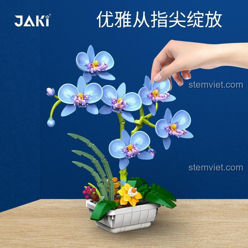 Cây cảnh lắp ráp JAKI JK29011 Hoa Lan Hồ Điệp xanh trên tay, thể hiện vẻ đẹp tinh xảo và kích thước mô hình, đồ chơi xếp hình cho bé gái 8 tuổi.