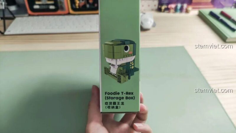 Cạnh hộp bộ đồ chơi Khủng long T-Rex hộp đựng JAKI JK5102, hiển thị hình ảnh mô hình khủng long đã lắp ráp.