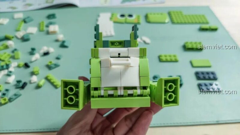 Mô hình Khủng long T-Rex để bàn JAKI JK5102 đang được lắp ráp, nhìn từ phía sau.