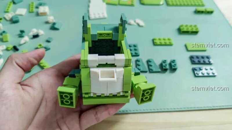 Mô hình Khủng long T-Rex hộp đựng JAKI JK5102 đang được lắp ráp, phần thân và chân đã hoàn thiện.