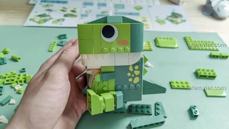 Mô hình Khủng long T-Rex trang trí JAKI JK5102 đã lắp xong phần đầu, trông rất đáng yêu.