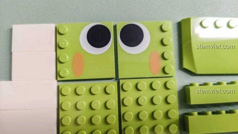 Mảnh ghép mắt và má hồng của Khủng long T-Rex hộp bút JAKI JK5102, chi tiết sắc nét.