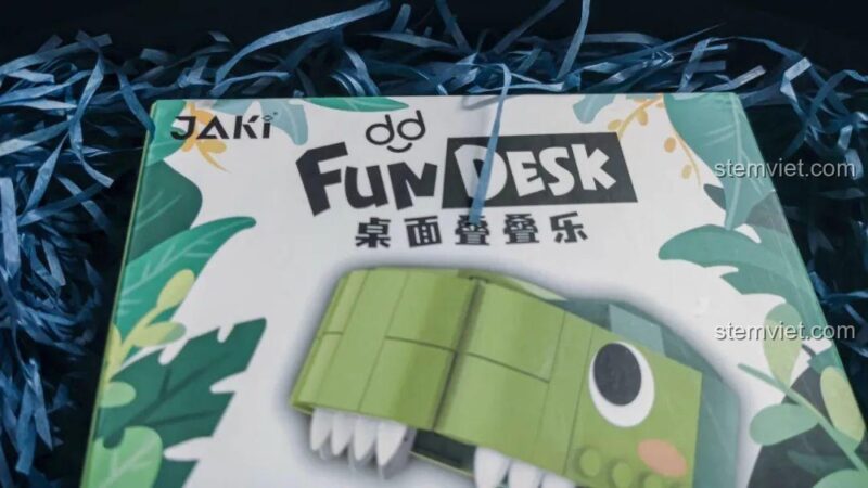 Logo JAKI Fun Desk trên hộp bộ đồ chơi Khủng long Bạo Chúa ăn vặt JK5102, đồ chơi sáng tạo cho bé 8 tuổi.