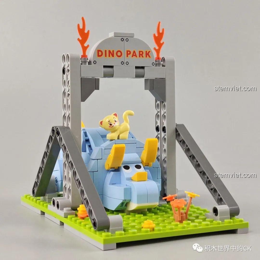 Mô hình khung ảnh khủng long ba sừng JAKI JK5105 đã lắp ráp hoàn chỉnh, với đầu khủng long và các chi tiết cây cỏ trang trí.