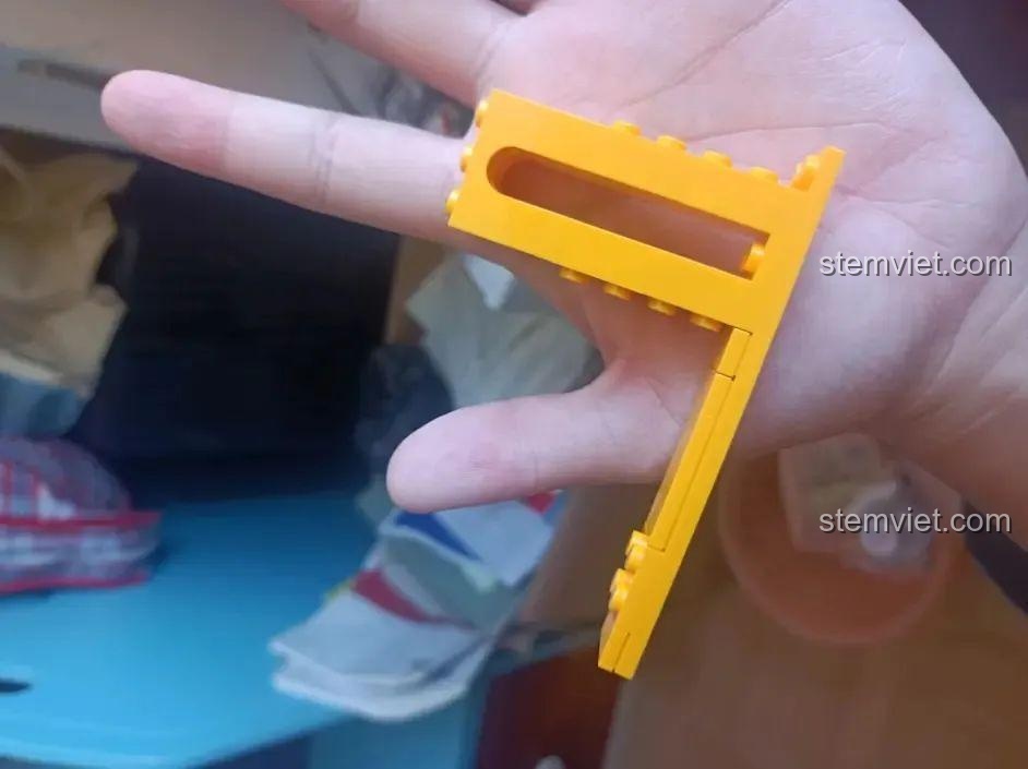 Mô hình Khủng long Brachiosaurus JAKI JK5106 trên bàn học, vừa là đồ trang trí vừa là đồ dùng học tập tiện lợi, cho bé 8 tuổi.