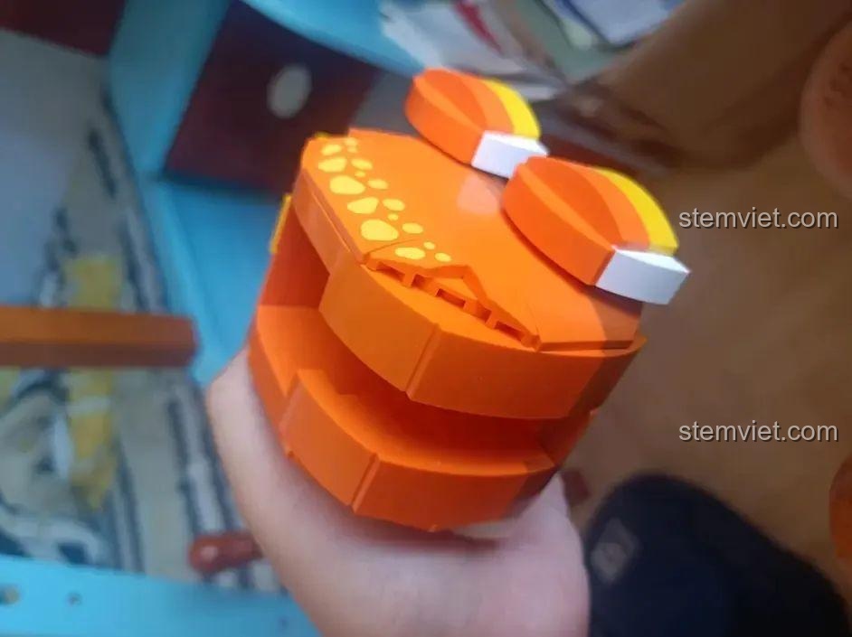 Cận cảnh hộp bút Khủng long Brachiosaurus JAKI JK5106, thiết kế độc đáo, là món đồ chơi giáo dục tuyệt vời cho bé.