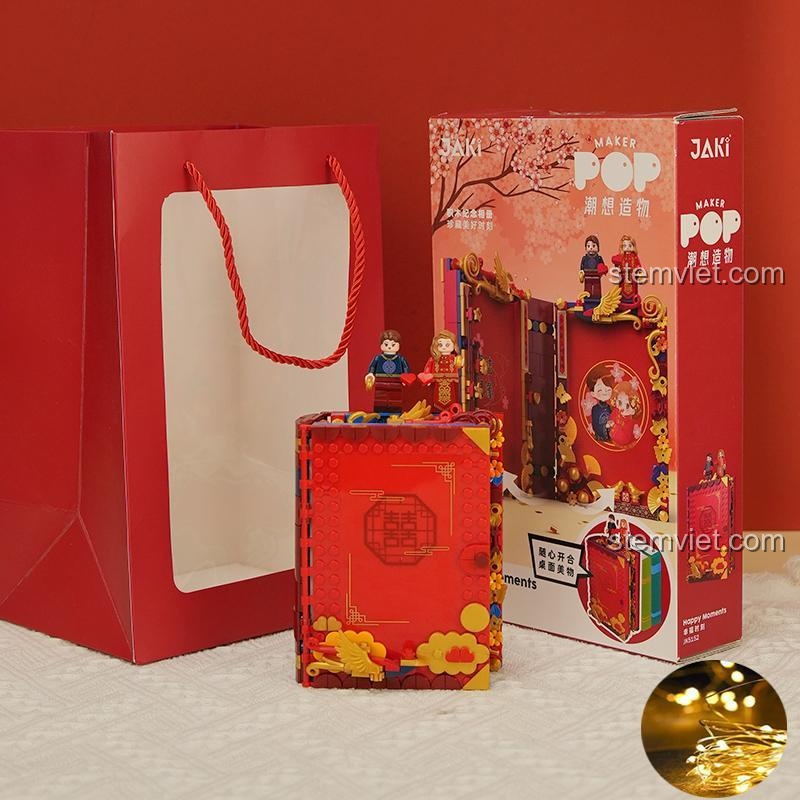 Hộp sản phẩm Mô Hình Đám Cưới JAKI JK5152, thể hiện thiết kế độc đáo và khả năng biến hình khung ảnh, phù hợp làm quà tặng.