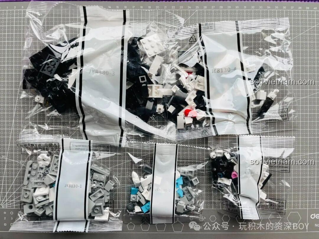 Các túi mảnh ghép của bộ JAKI JK8130 mô hình chó Schnauzer và Husky được phân loại rõ ràng.