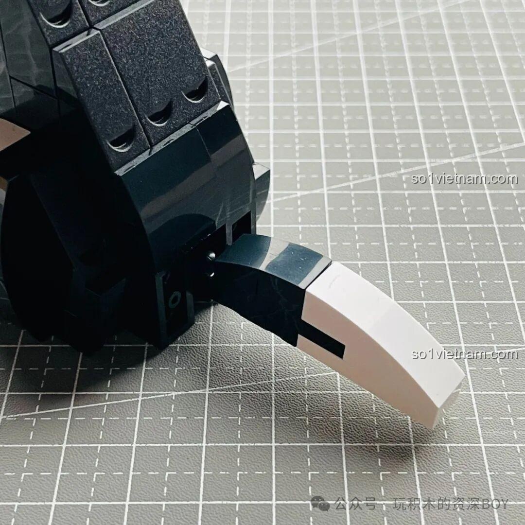 Hai chân trước của mô hình chó Husky JAKI JK8130 đã sẵn sàng để lắp vào thân, giúp bé cún có thể đứng vững.