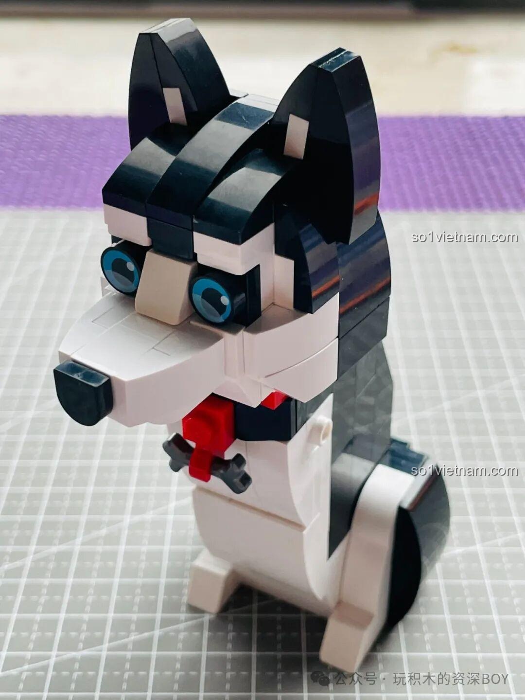 Chiếc đuôi cong vút của mô hình chó Husky JAKI JK8130, một chi tiết nhỏ nhưng góp phần tạo nên sự sống động.