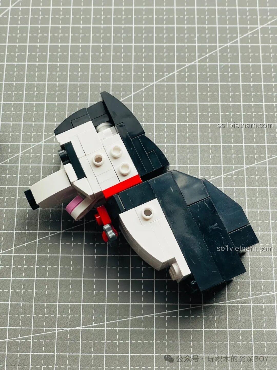 Góc nhìn nghiêng của mô hình chó Husky JAKI JK8130 khi chưa lắp chân trước, cho thấy cấu trúc thân hình chắc chắn.