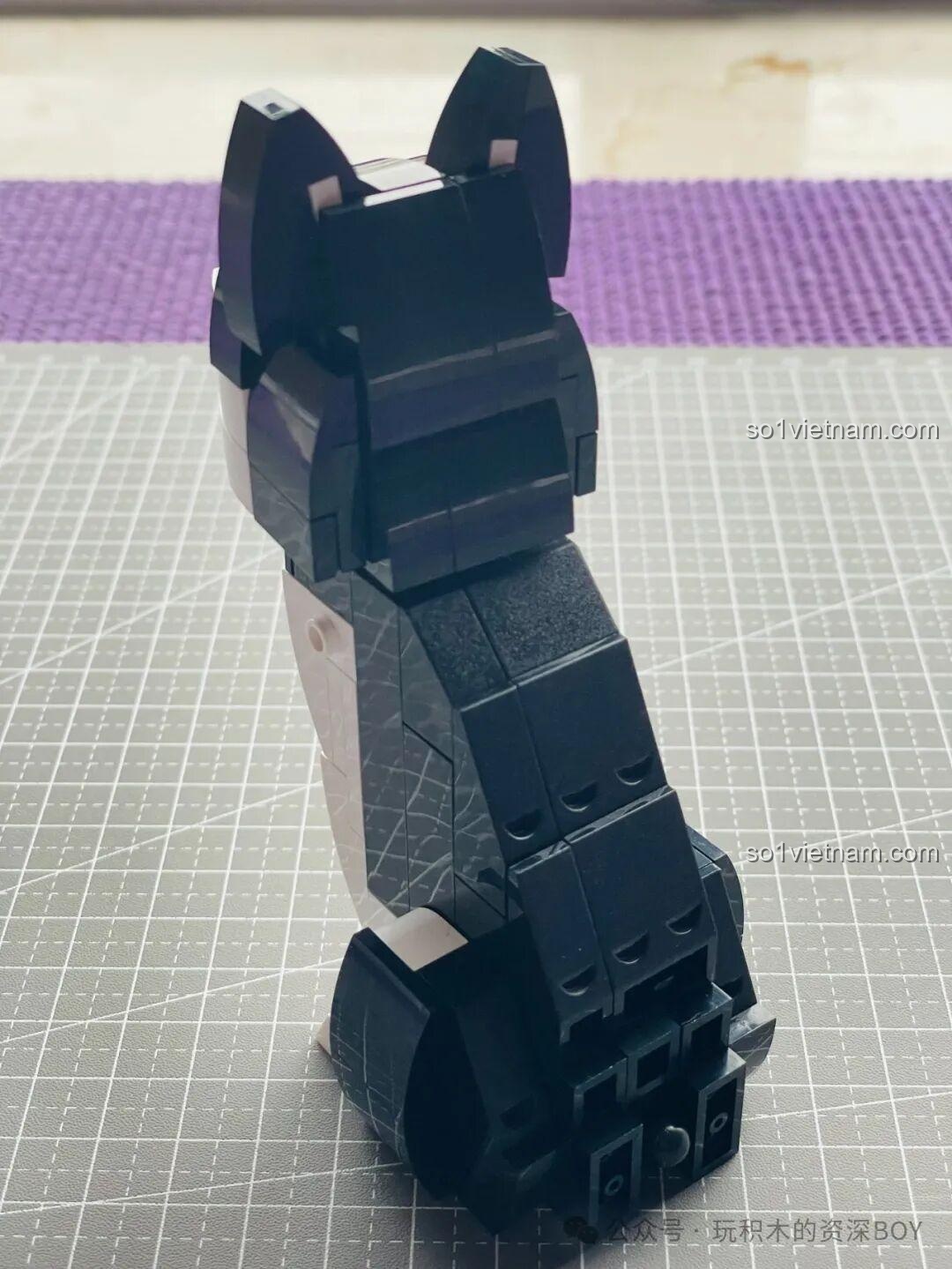 Góc nhìn cận cảnh phần thân mô hình chó Husky JAKI JK8130 từ phía sau, các chi tiết được lắp ráp tinh xảo.