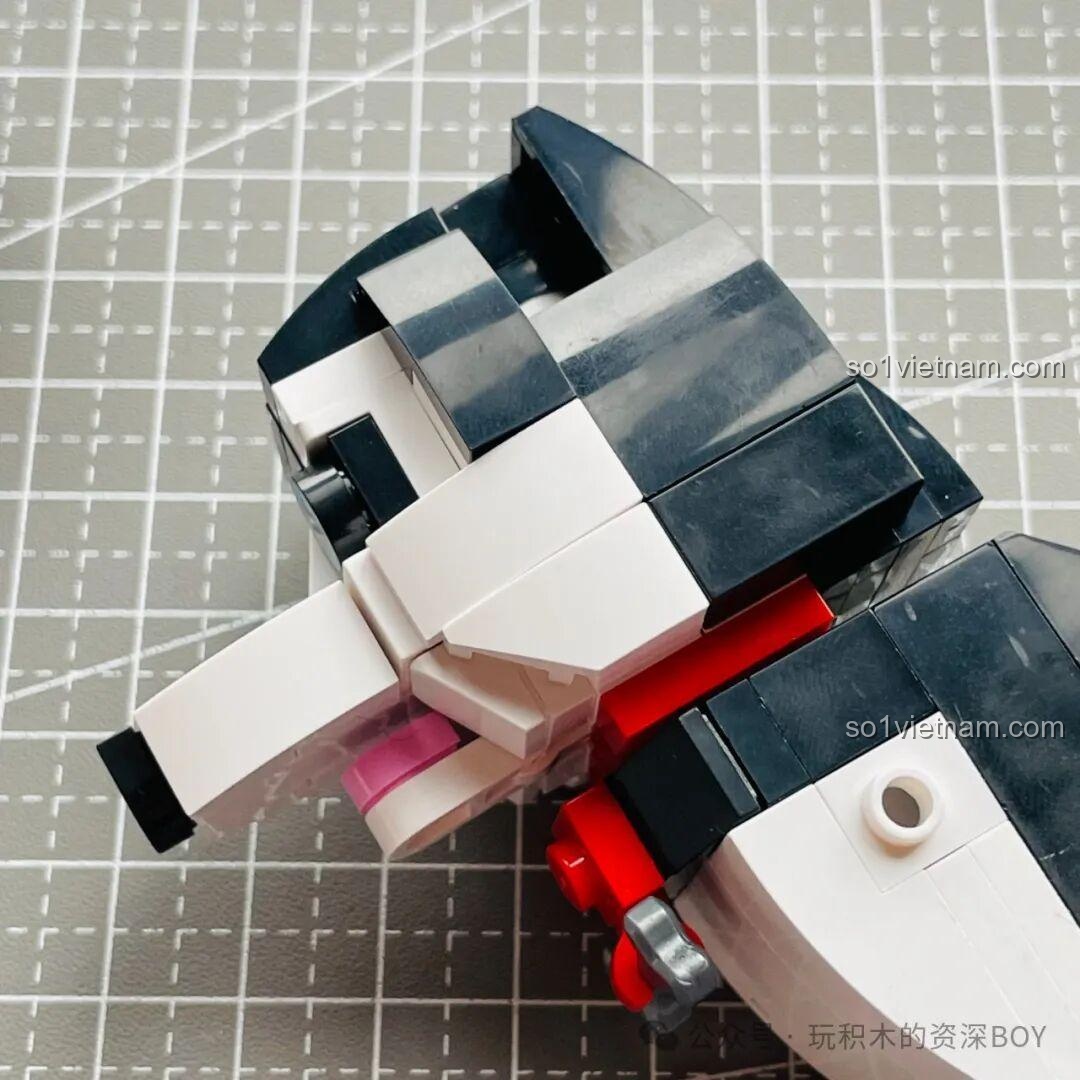 Mặt sau của mô hình chó Husky JAKI JK8130, các mảnh ghép được kết nối mượt mà tạo nên bộ lông.