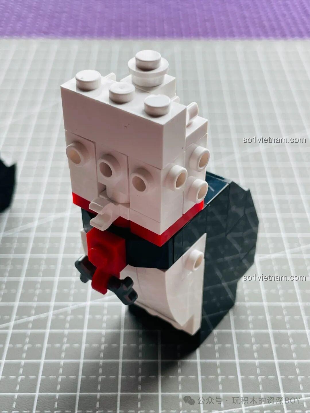 Phần thân trên của mô hình chó Husky JAKI JK8130 với các chi tiết lông đen trắng và chiếc xương nhỏ ở cổ.