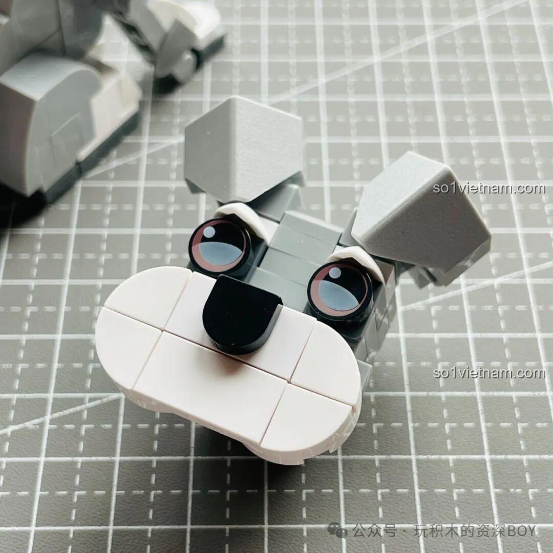 Đôi mắt to tròn được dán sticker, mang lại vẻ biểu cảm