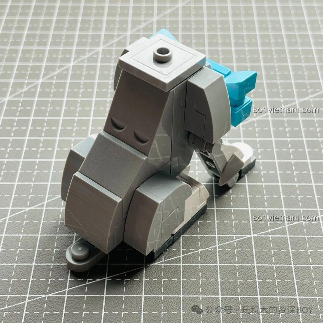 Mặt sau của mô hình chó Schnauzer JAKI JK8130 đang trong quá trình lắp ráp, các chi tiết được ghép nối tỉ mỉ.