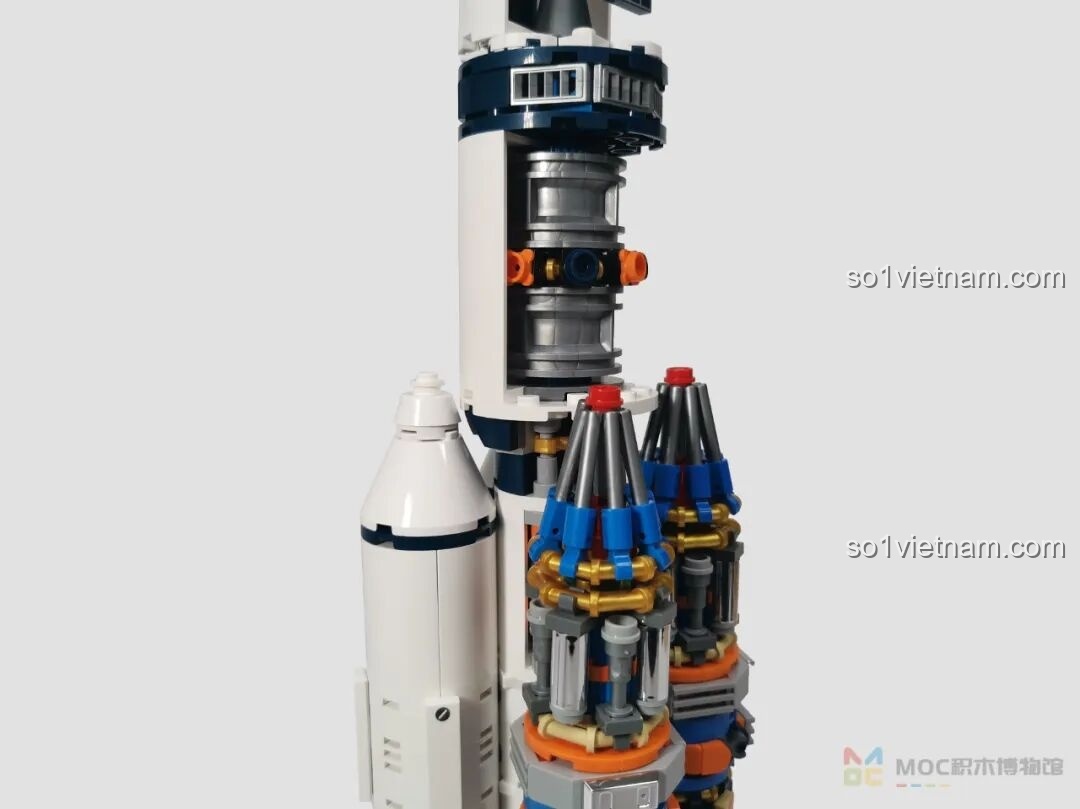 Cận cảnh cấu trúc bên trong phần giữa của Tên lửa Bình Minh số 5 JK8501, chi tiết các ống dẫn và kết nối.