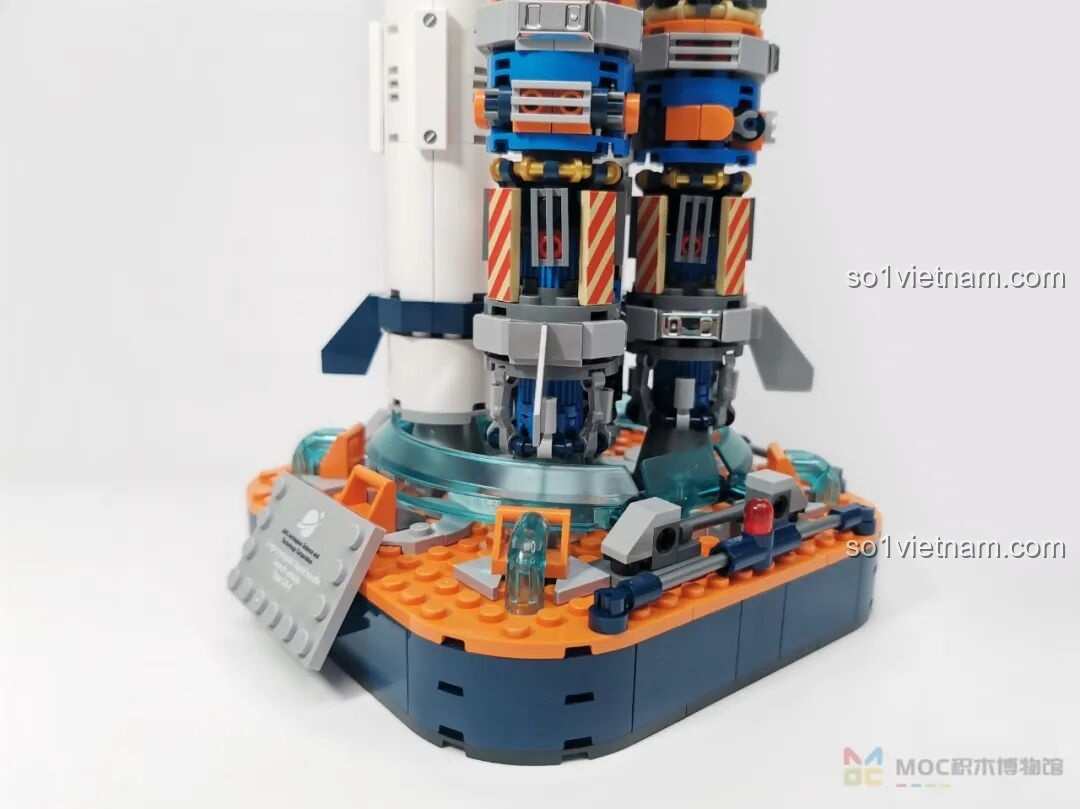 Cận cảnh kết nối giữa đế phóng và bộ phận trợ lực của Tên lửa Bình Minh số 5 JK8501, đảm bảo sự vững chắc.