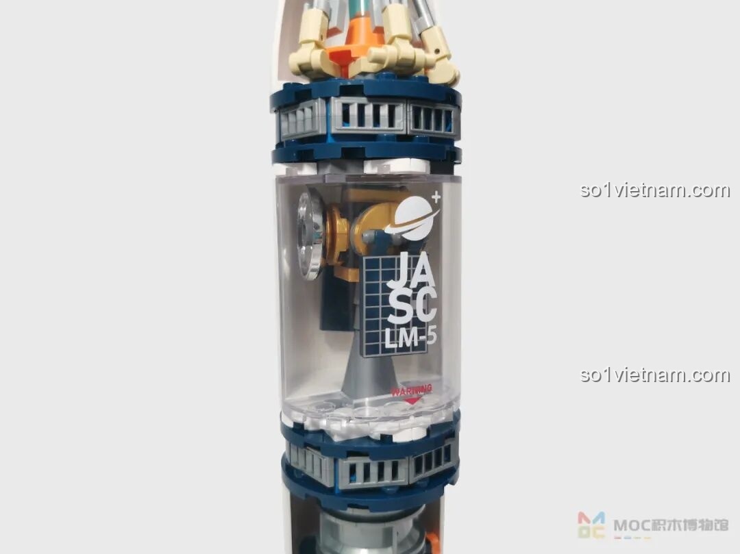 Cận cảnh vệ tinh bên trong khoang trong suốt của Tên lửa Bình Minh số 5 JK8501, thể hiện khả năng hoán đổi.