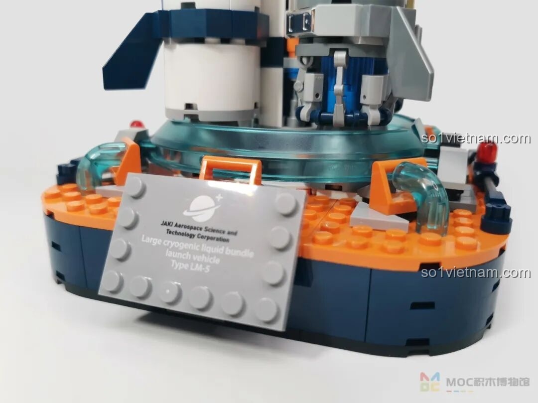 Chi tiết phần đế phóng của Tên lửa Bình Minh số 5 JK8501, với bảng tên và các đèn tín hiệu, tăng tính chân thực.