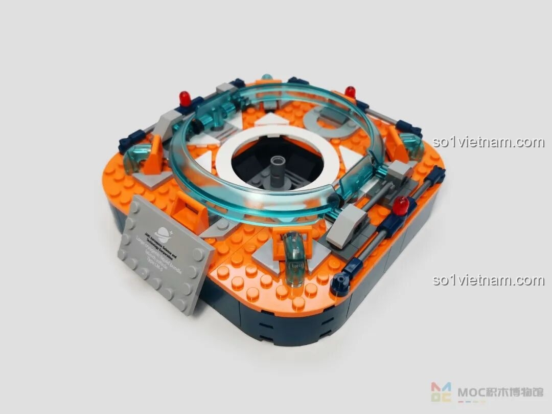 Phần đế phóng hoàn chỉnh của bộ lắp ráp Tên lửa Bình Minh số 5 JK8501, với các chi tiết đường ray và bảng tên.