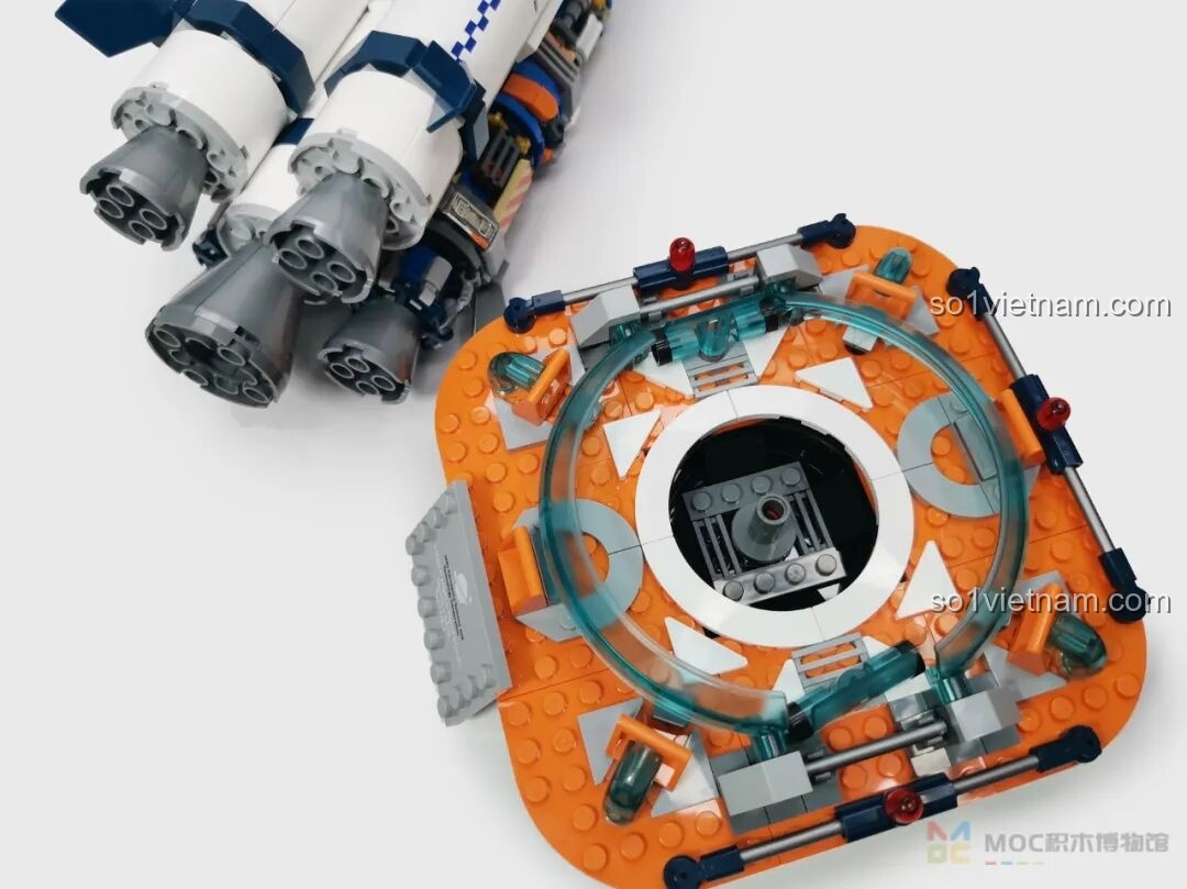 Mô hình Tên lửa Bình Minh số 5 JK8501 được tách rời khỏi đế phóng, thể hiện khả năng tháo lắp linh hoạt.